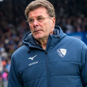 Dieter Hecking trägt eine VFL Bochum Jacke