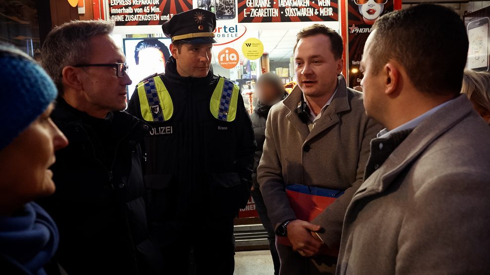 Joscha Heinrich (Mitte), Einsatzleiter und Referent Bezirksamt Hamburg-Mitte, berichtet nach dem ersten kontrollierten Kiosk an Stefanie von Berg (v.l.), Bezirksamtsleiterin Hamburg-Altona, Falk Schnabel, Präsident Polizei Hamburg, Sebastian Krause, Leiter Davidwache, und Ralf Neubauer, Bezirksamtsleiter Hamburg-Mitte.