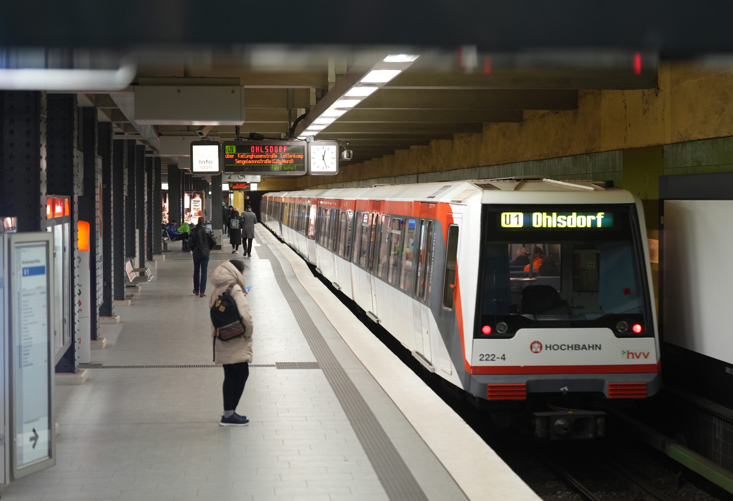 Eine U-Bahn der Linie U1 fährt in den U-Bahnhof Stephansplatz ein.