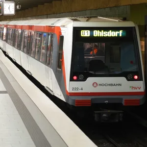 Eine U-Bahn der Linie U1 fährt in den U-Bahnhof Stephansplatz ein.