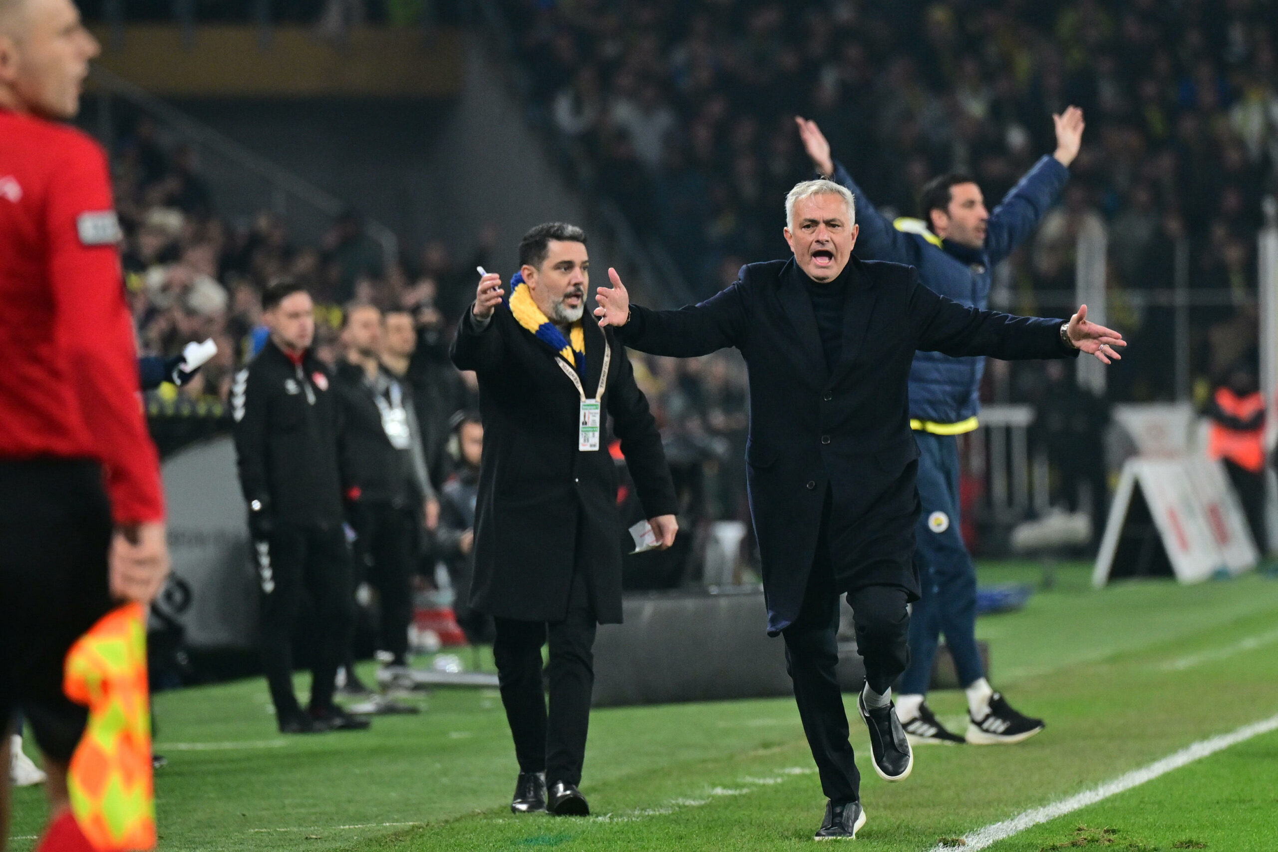 Fenerbahce-Trainer José Mourinho ist entsetzt mit ausgebreiteten Armen