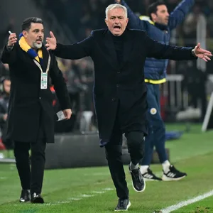 Fenerbahce-Trainer José Mourinho ist entsetzt mit ausgebreiteten Armen