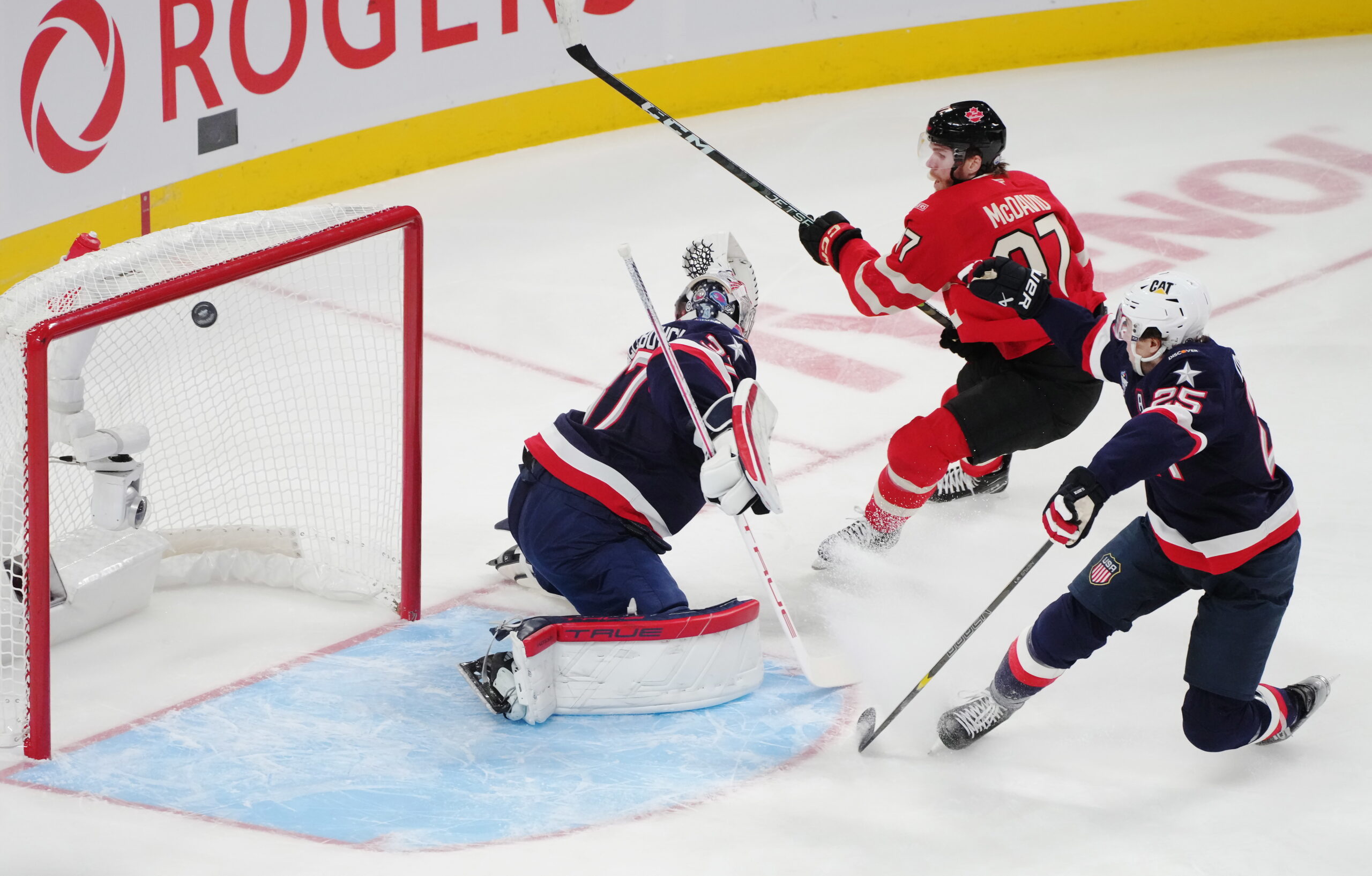 Der Puck landet im Tor der USA. Tor für Kanada