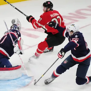Der Puck landet im Tor der USA. Tor für Kanada