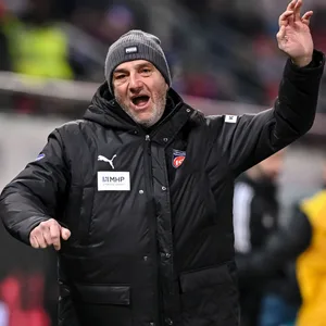 Heidenheim-Trainer Frank Schmidt gestikuliert wütend