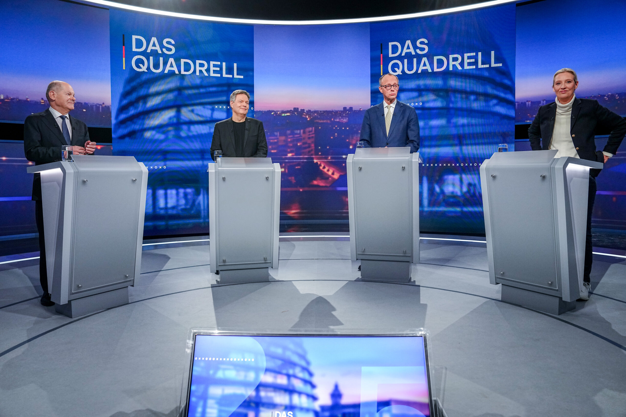 Bundeskanzler Olaf Scholz (SPD), Wirtschaftsminister Robert Habeck (Grüne), Friedrich Merz, Unions Kanzlerkandidat und CDU Bundesvorsitzender, und Alice Weidel, Fraktionsvorsitzende der AfD, nehmen am „Quadrell“ teil. (v. l.)