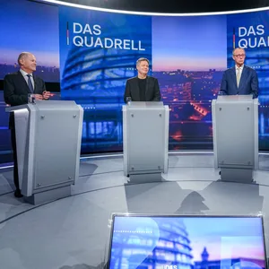 Bundeskanzler Olaf Scholz (SPD), Wirtschaftsminister Robert Habeck (Grüne), Friedrich Merz, Unions Kanzlerkandidat und CDU Bundesvorsitzender, und Alice Weidel, Fraktionsvorsitzende der AfD, nehmen am „Quadrell“ teil. (v. l.)