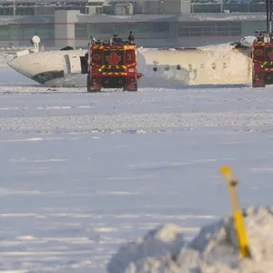 Ein Flugzeug lieg auf der verschneiten Landebahn auf dem Rücken.
