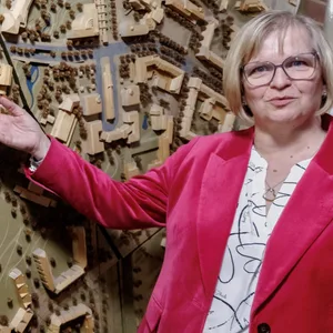 Bürgermeisterin vor Stadtmodell