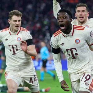 Die Bayern Spieler bejubeln ein Tor von Alphonso Davies