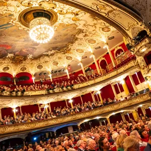 Gäste im Saal des Deutschen Schauspielhauses (Archivbild).