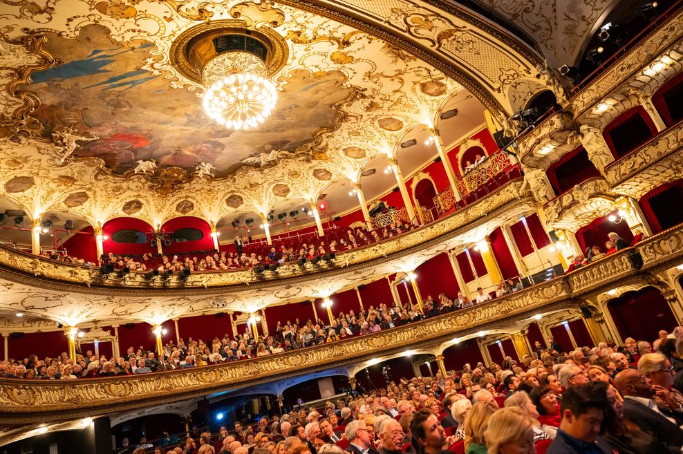 Gäste im Saal vom Deutschen Schauspielhaus (Archivbild).