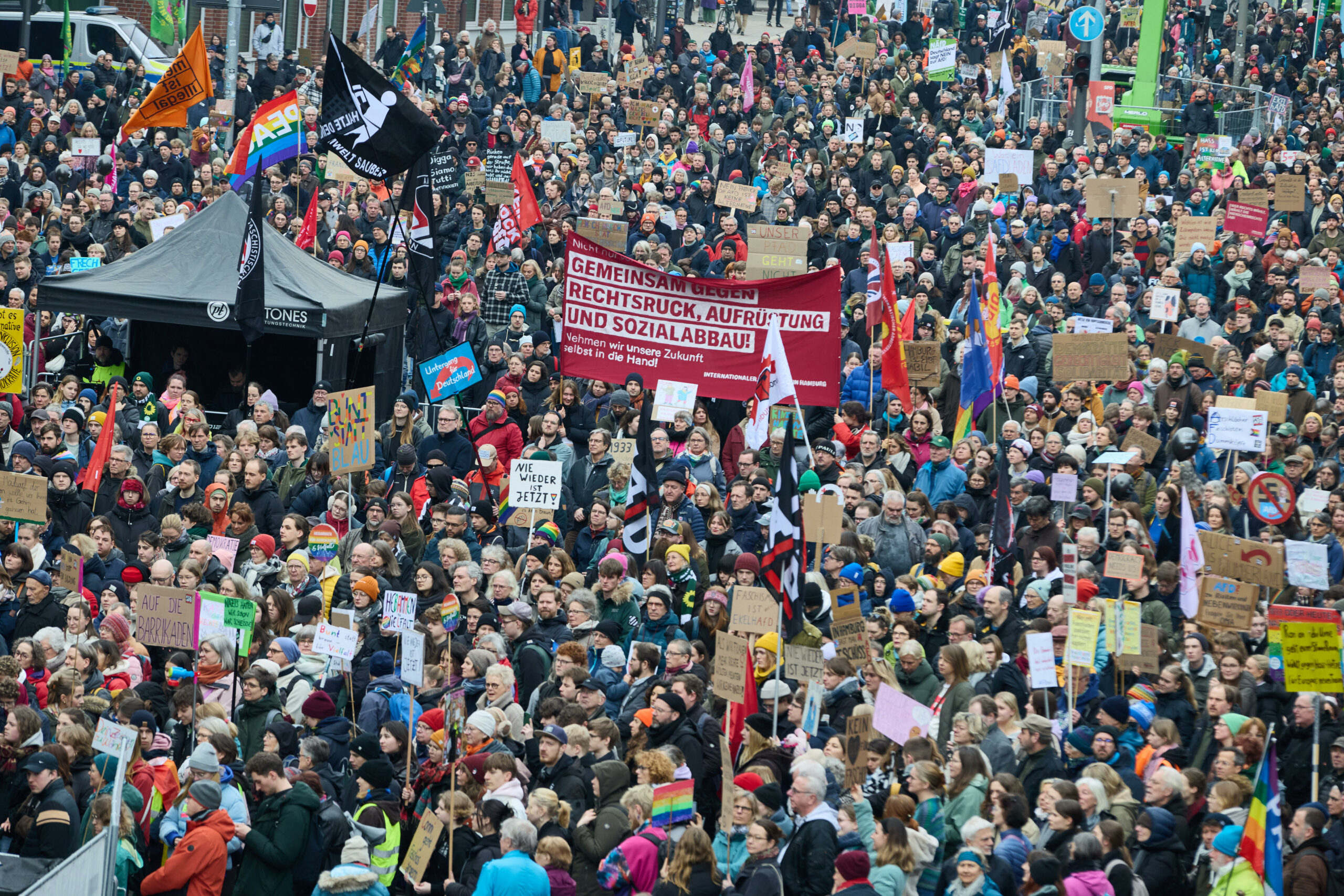 Zehntausende protestieren am Tag vor der Bundestagswahl in Hamburg gegen den Rechtsruck.