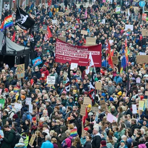 Zehntausende protestieren am Tag vor der Bundestagswahl in Hamburg gegen den Rechtsruck.