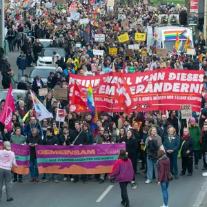 Tausende Menschen nehmen an einer Demonstration in Essen teil.