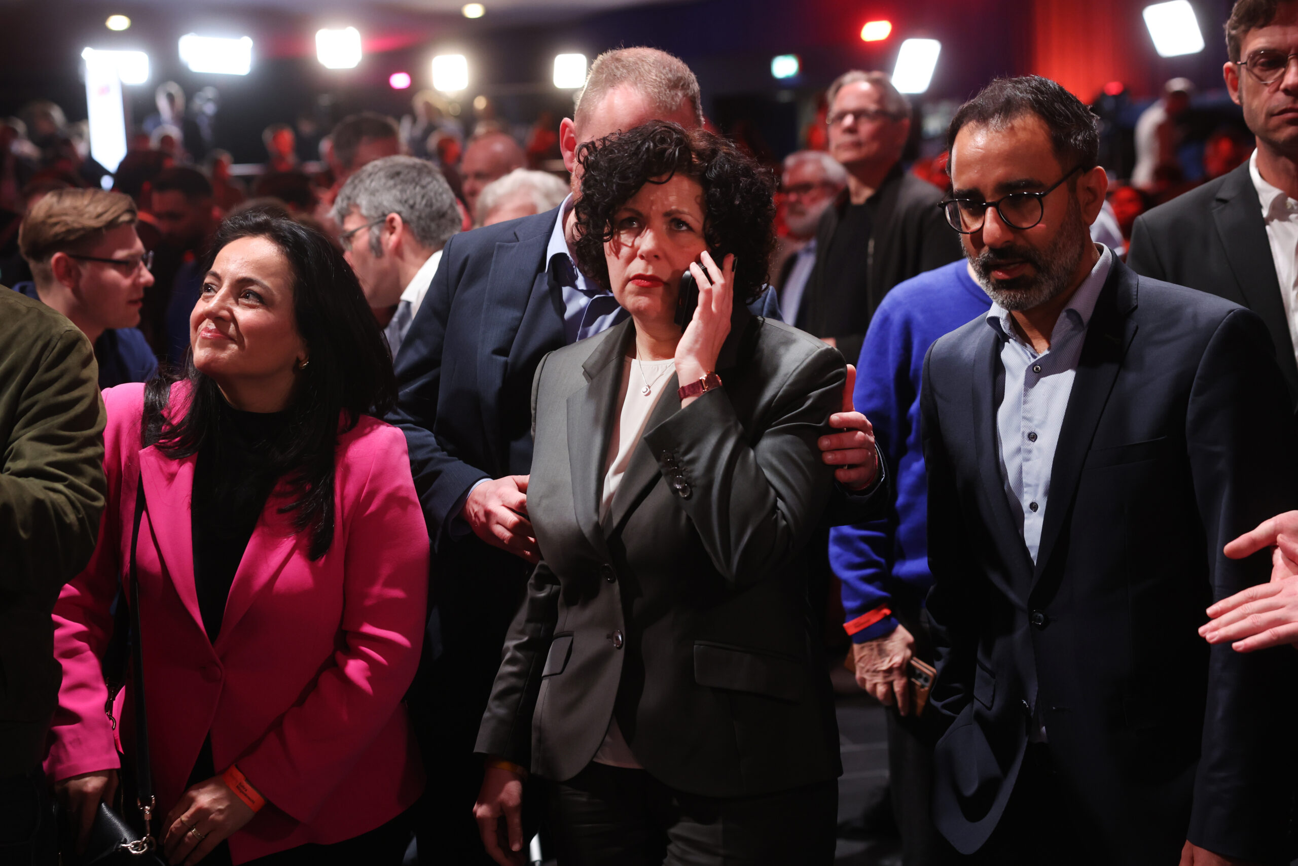 Amira Mohamed Ali (M.) und Parteifreunde bei der Wahlparty des BSW.