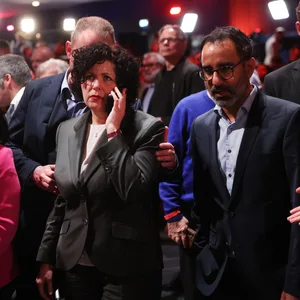 Amira Mohamed Ali (M.) und Parteifreunde bei der Wahlparty des BSW.