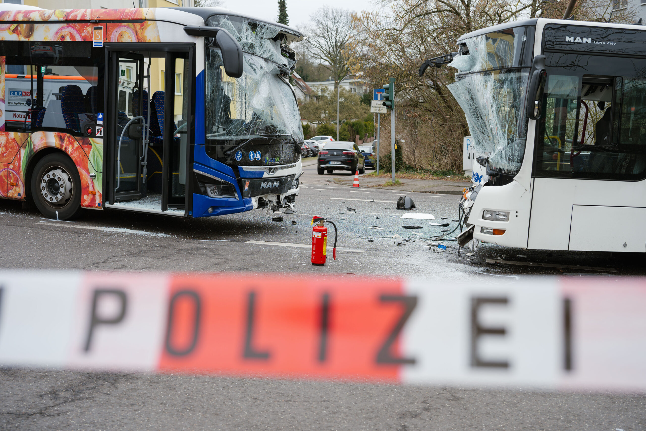 Zwei Linienbusse sind auf einer Kreuzung in Saarbrücken frontal zusammengestoßen. Es gab mehrere Verletzte.