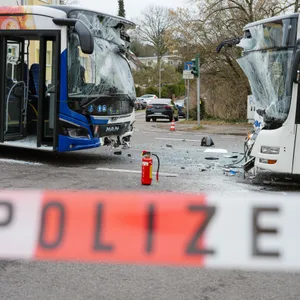 Zwei Linienbusse sind auf einer Kreuzung in Saarbrücken frontal zusammengestoßen. Es gab mehrere Verletzte.