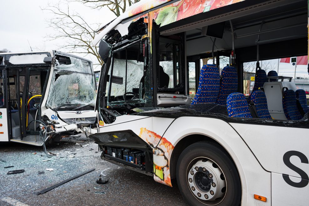 Durch die Wucht des Aufpralls wurden die Busse stark beschädigt und deformiert.