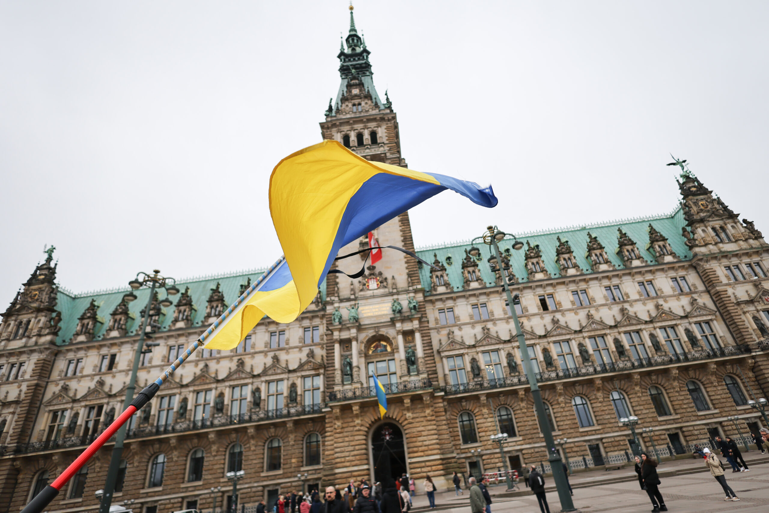 Die ukrainische Flagge vor dem Hamburger Rathaus (Symbolbild)