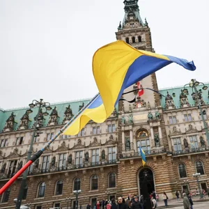 Die ukrainische Flagge vor dem Hamburger Rathaus (Symbolbild)