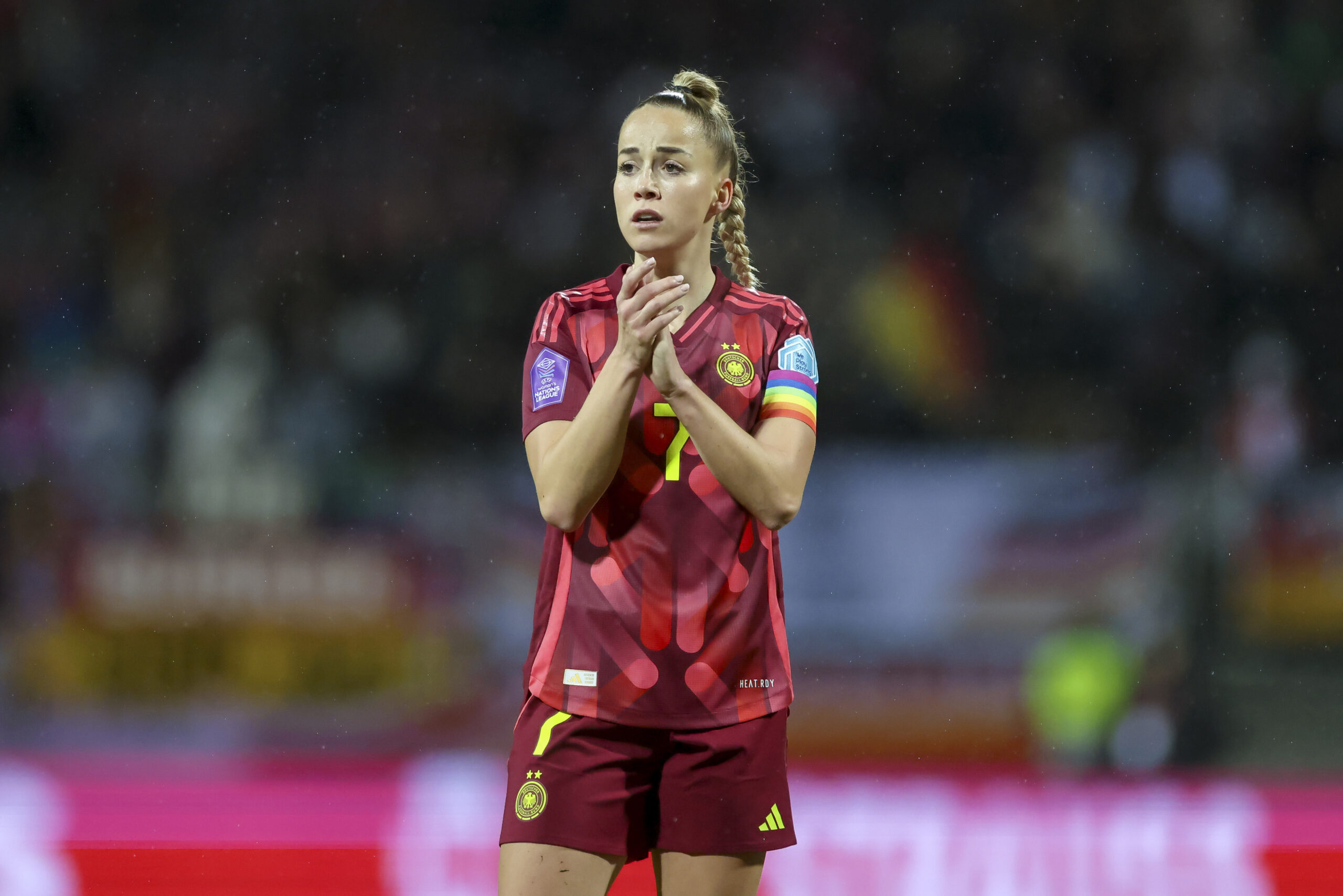 Giulia Gwinn klatscht im DFB-Trikot in die Hände