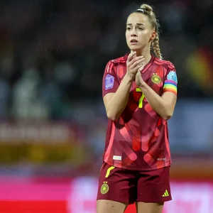 Giulia Gwinn klatscht im DFB-Trikot in die Hände