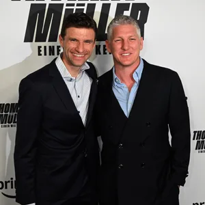 Thomas Müller und Bastian Schweinsteiger bei der Premiere der Doku über die Karriere von Thomas Müller