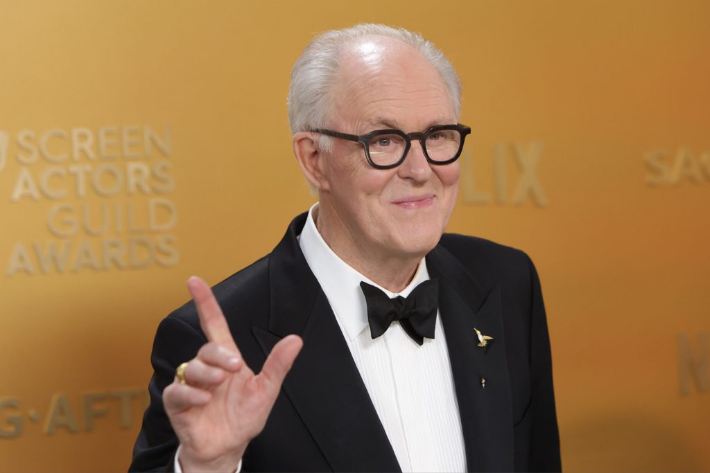 Schauspieler John Lithgow bei den Annual Screen Actors Guild Awards. Er lächelt fröhlich.