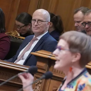 Peter Tschentscher (SPD), Erster Bürgermeister von Hamburg, verfolgt die Rede von Heike Sudmann (Die Linke),