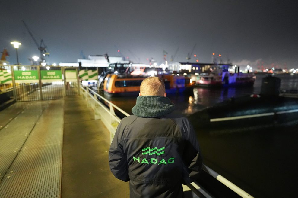 Ein Hadag-Beschäftigter steht am Streikposten am Fischmarkt.