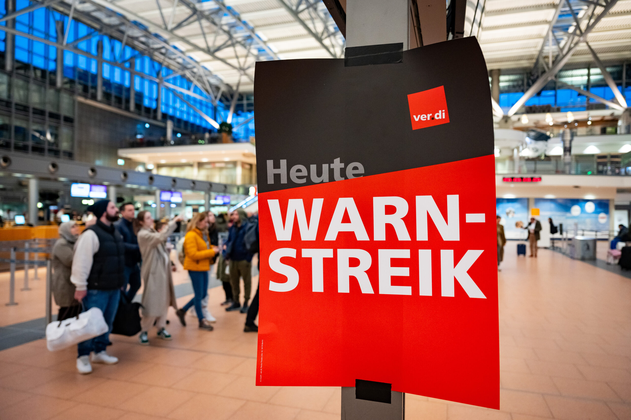 Ein Plakat mit der Aufschrift „Heute Warnstreik“ hängt am Hamburger Flughafen.