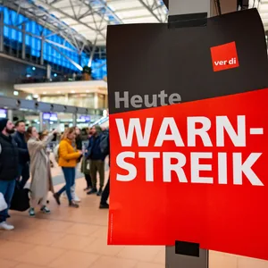 Ein Plakat mit der Aufschrift „Heute Warnstreik“ hängt am Hamburger Flughafen.