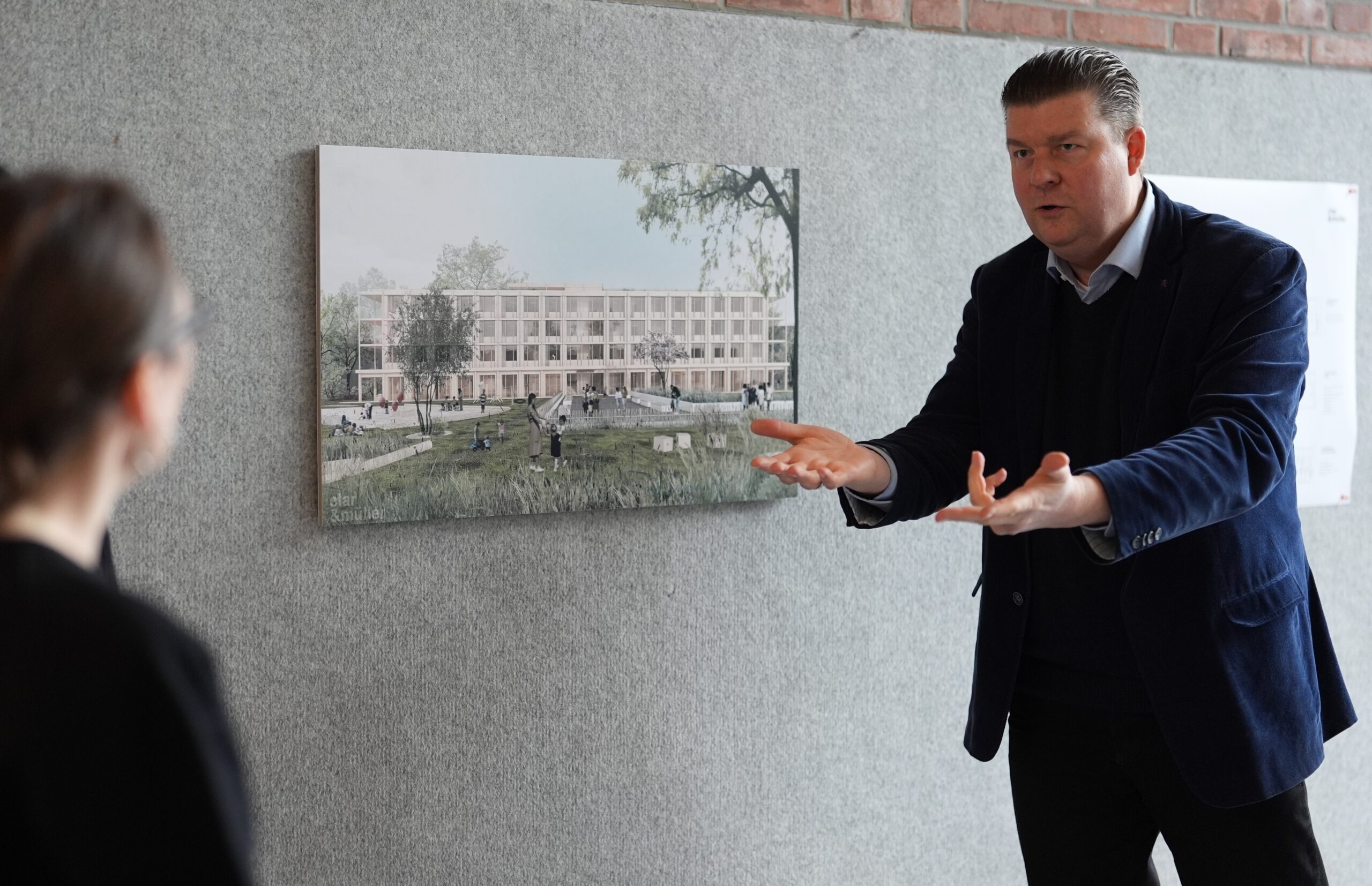 Finanzsenator Andreas Dressel (SPD) stellt das Pilotprojekts „Bildungshaus+“ vor.