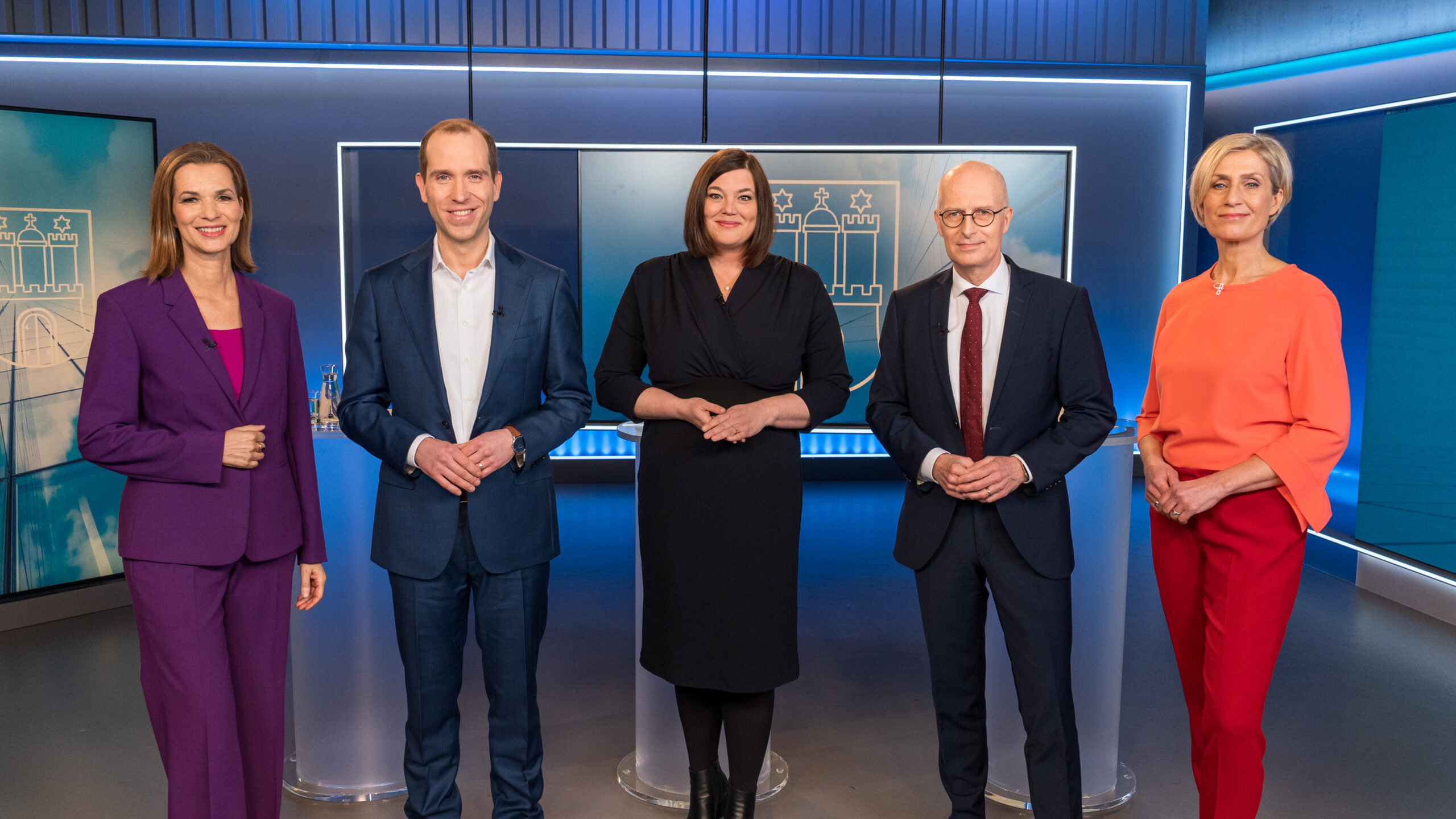 Katharina Fegebank (Bündnis 90/Die Grünen), Dennis Thering (CDU) und Peter Tschentscher (SPD) mit den Moderatorinnen des NDR-Triells Julia-Niharika Sen (l.) und Susanne Stichler (r.)