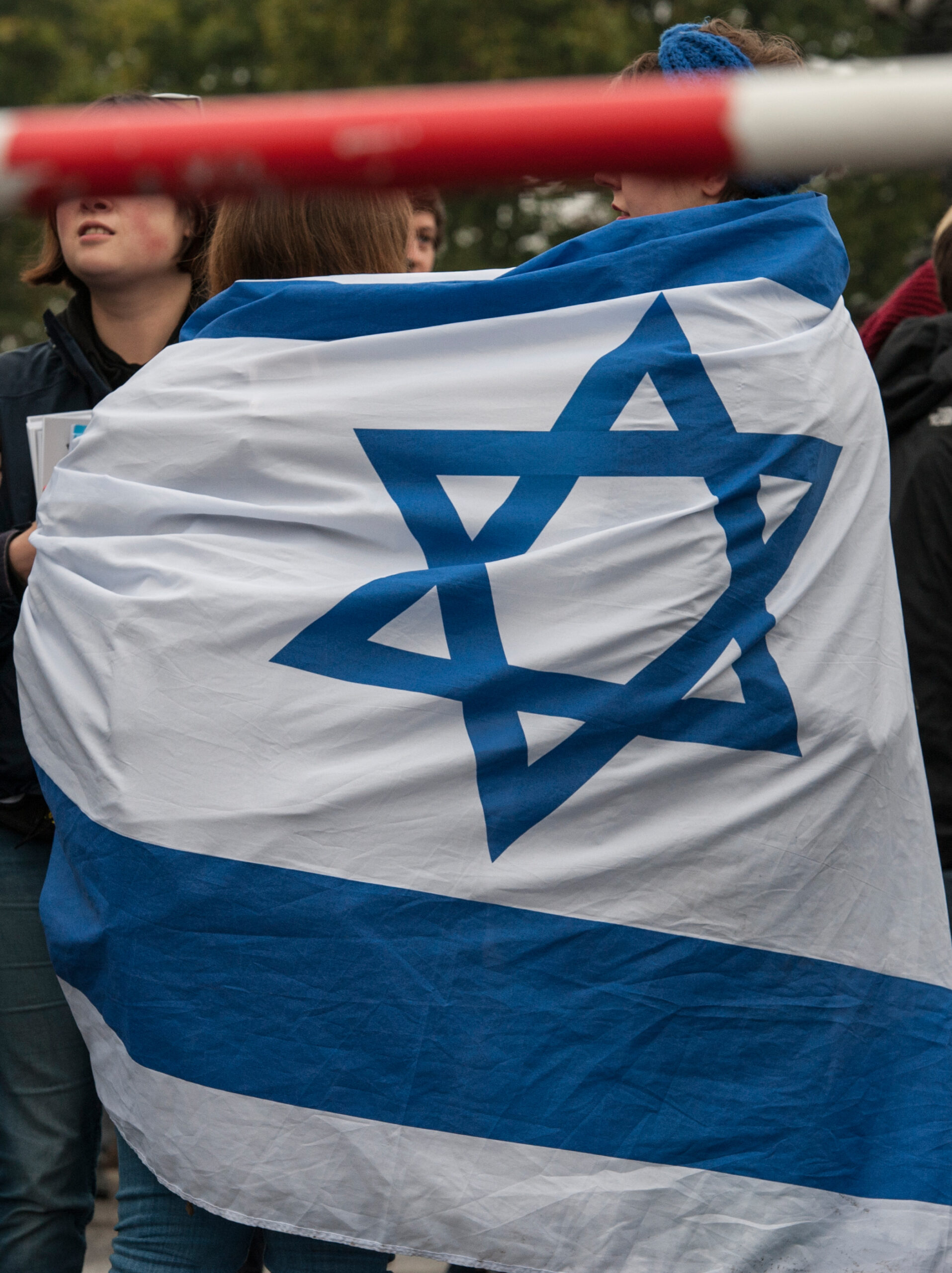 Menschen sind in eine israelische Flagge gehüllt