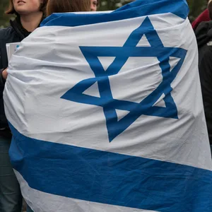 Menschen sind in eine israelische Flagge gehüllt