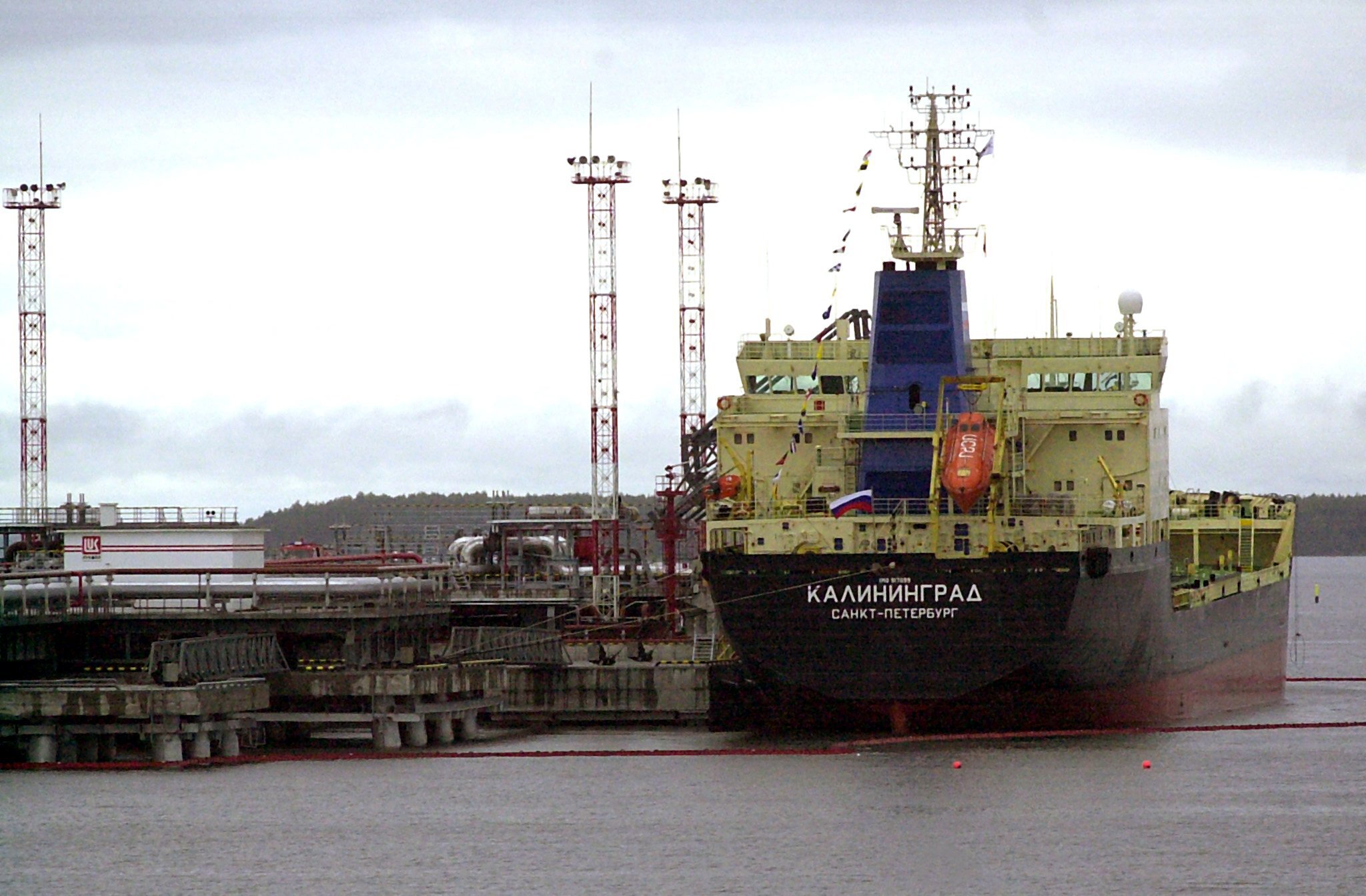 Ein russischer Tanker an einem Ölterminal.