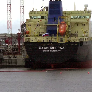 Ein russischer Tanker an einem Ölterminal.