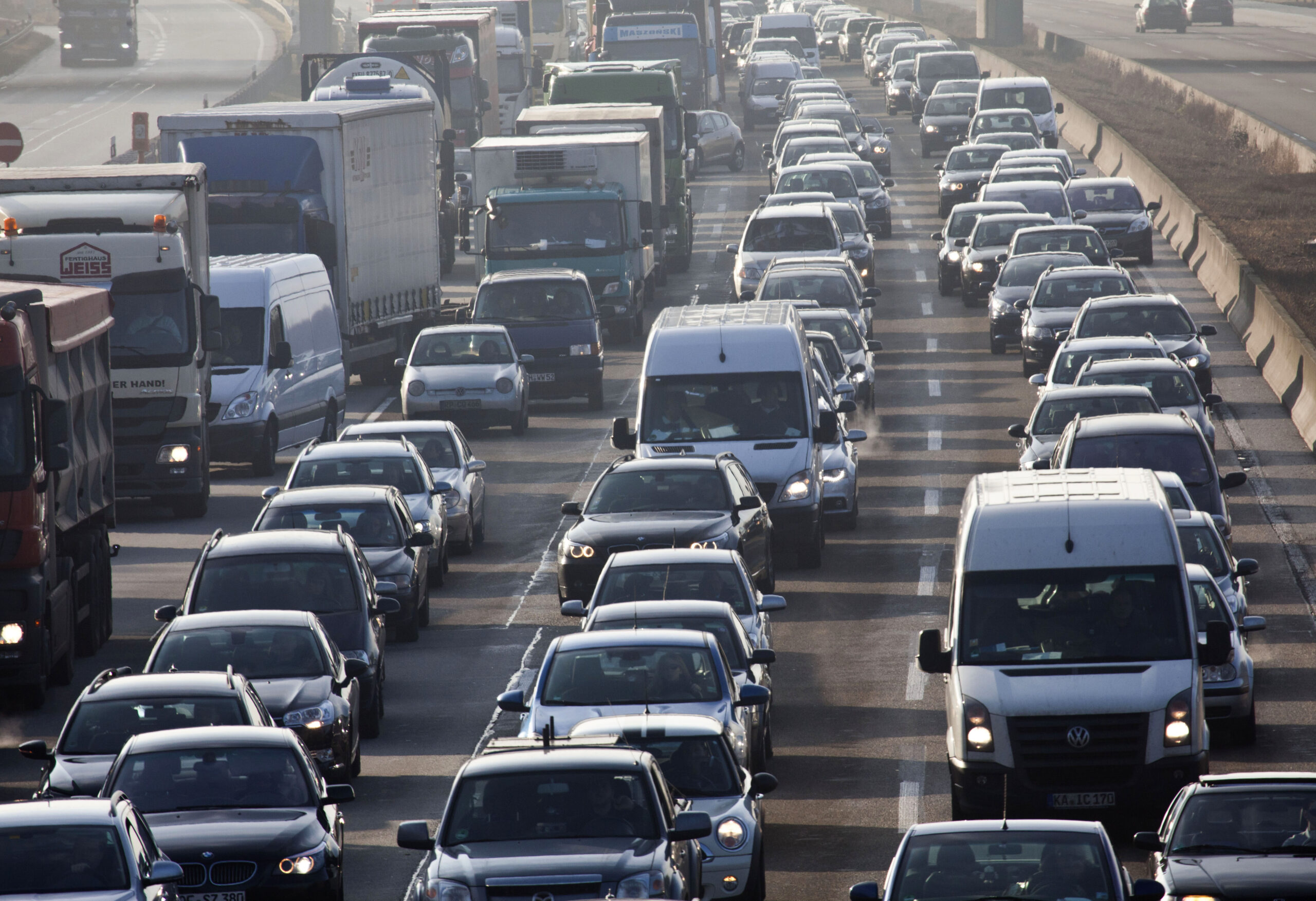 Autos stehen im Stau