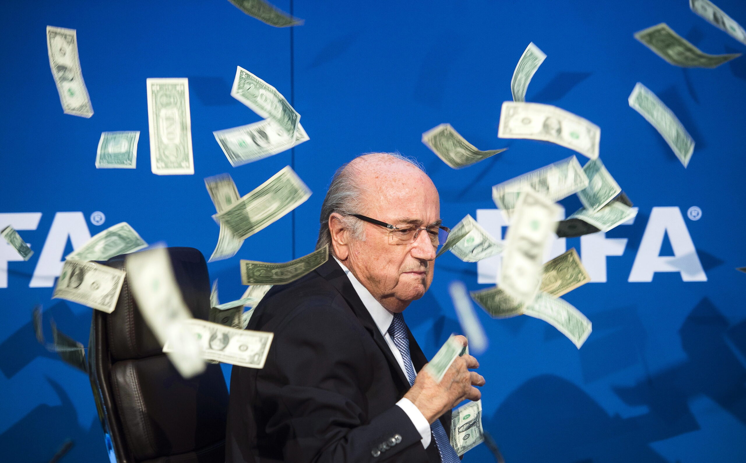 Joseph (Sepp) Blatter wird mit Geld beworfen