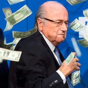 Joseph (Sepp) Blatter wird mit Geld beworfen
