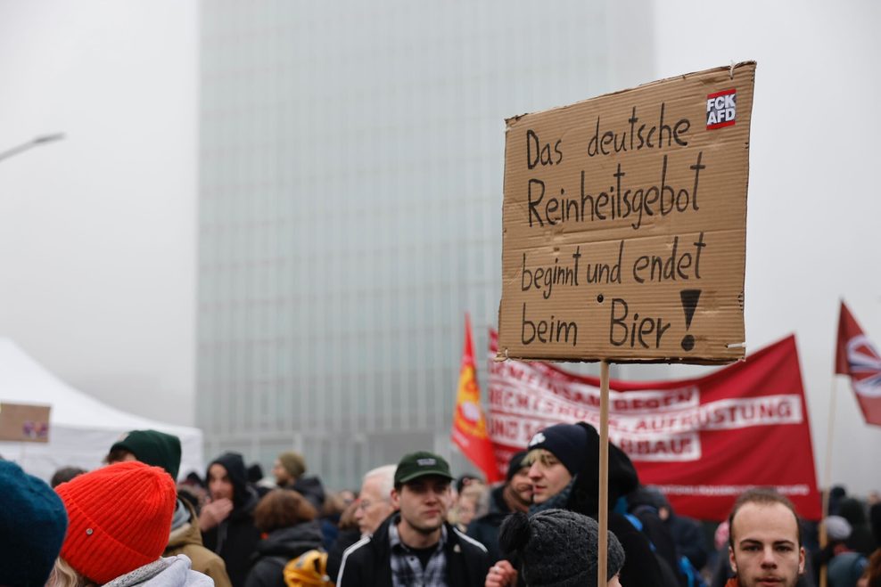 Viele Demo-Teilnehmer:innen haben selbstgebastelte Schilder dabei.