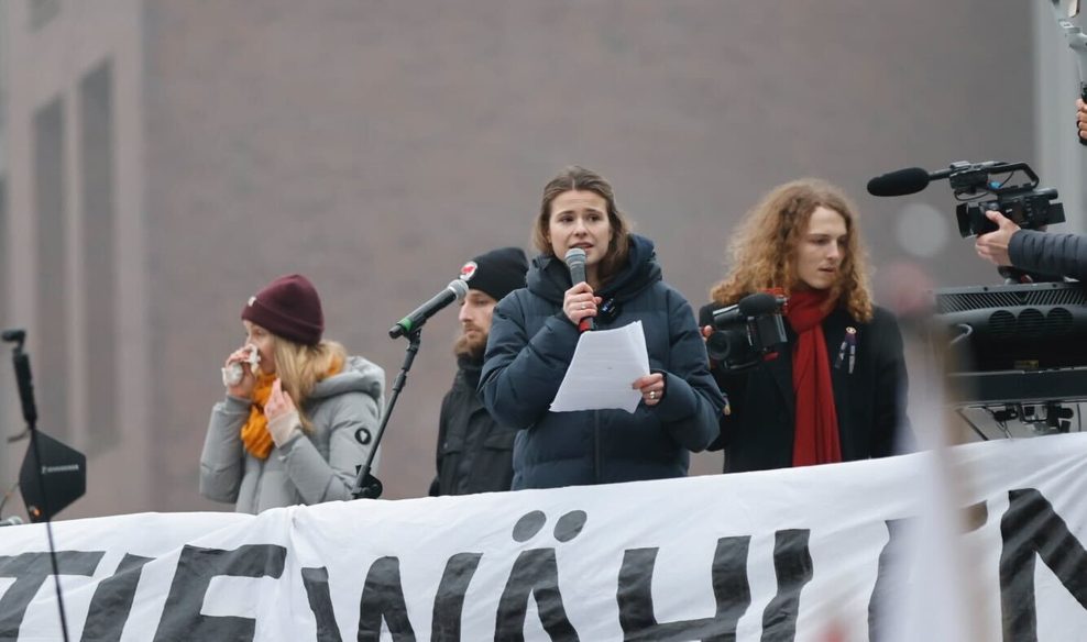 Die Klimaaktivistin Luisa Neubauer trat als Rednerin auf der Demo in der Hamburger Innenstadt auf.