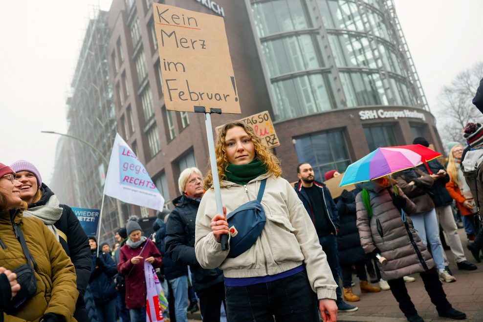 Alina (27) aus Barmbek-Nord stellt besorgt fest, dass rechte Meinungen immer weiter akzeptiert werden.