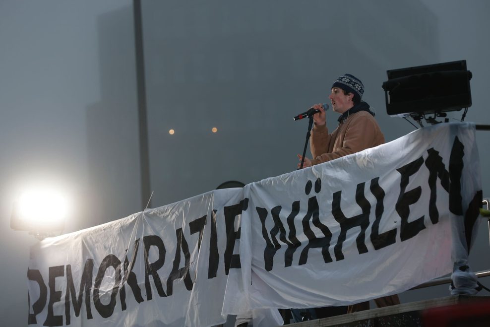 Sänger Vincent Waizenegger von der Band Provinz beim Auftritt während der Anti-AfD-Demo in Hamburg