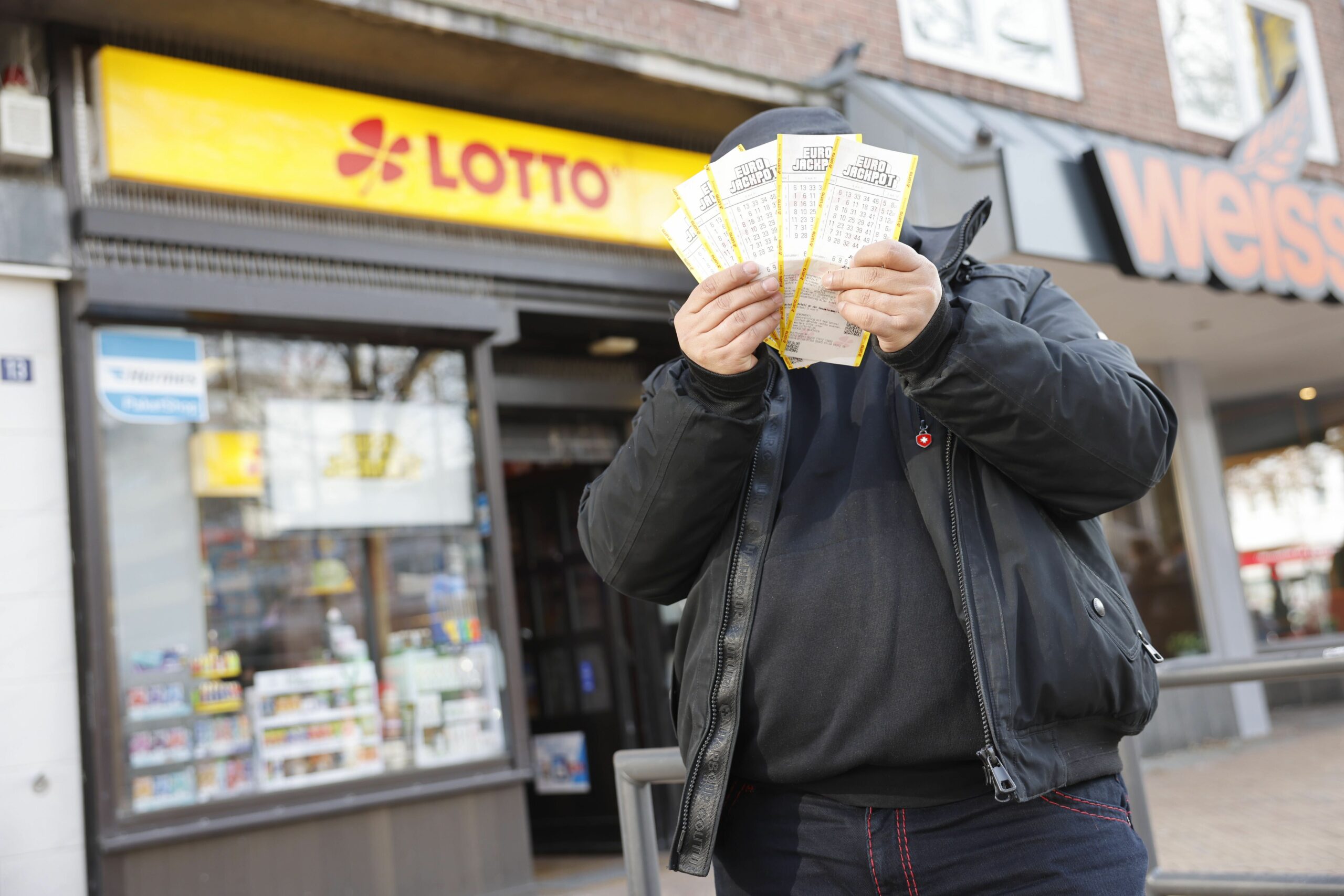 Plötzlich Millionär: Amir D. (47) hat im Lotto gewonnen. Aus Angst vor negativen Reaktionen möchte er nicht erkannt werden.