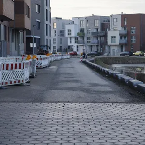 Blick in ein Neubaugebiet mit Straßenabsperrungen