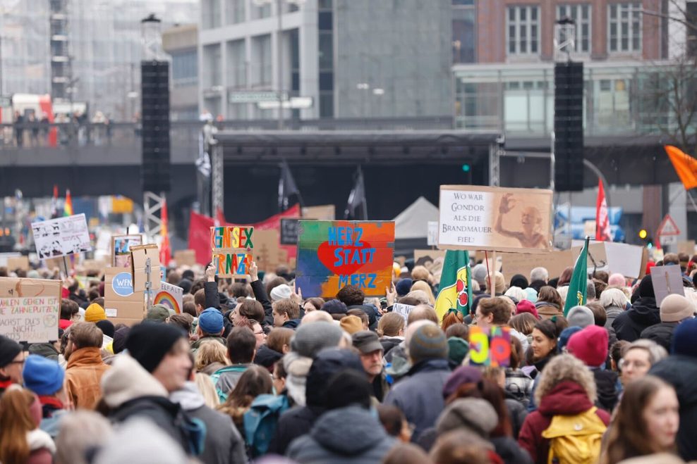 Viele Demo-Teilnehmer haben Plakate dabei.